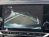 シフトレバーを「R」にすると、後方の映像をモニターにカラーで表示するから、今までみえなかった低い位置の障害物を映像で確認しながらバック出来ますよ!