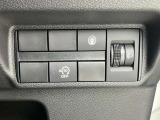 安全装備に関するボタンは運転席周りにまとめて設置されています
