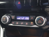 フルオートエアコンが装備されています!お好みの温度設定をするだけでエアコンの風量やモードの切り替えを自動でコントロールしてくれます!ユーザーの操作が少なく燃費走行にもつながります!