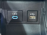 充電用USB端子付き。スマートフォンなどの充電に便利です。