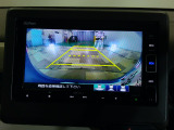 バックカメラの画像です。ガイドラインがスムースな車庫入れをサポートいたします。車庫入れの安心感がアップしますね。