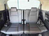 【 サードシート 】3列目のシートも広々していて居住性が高くなっています。ファミリープランの方にもぴったりです。 //