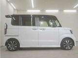 リアには左右スライドドアを採用。狭い駐車場でも開閉しやすく、強風の日でもドアが煽られにくくなっております。小さなお子さまやご年配の方も安心して乗り降りできます。
