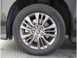 かっこいいホイールですね。 車のイメージを大きく左右するホイール部分はコダワリを持ちたいですね。