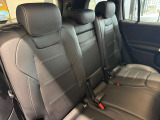 メルセデスのシートは少し硬めになっております。長時間の運転の際、適度な反発があることでお尻や腰の負担を減らす効果が御座います。