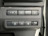 運転席の右前部には安全に関するボタンやブレーキオートホールドスイッチ等が配置されています。