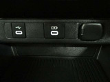 充電用USB端子付き。スマートフォンなどの充電に便利です。