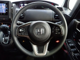 ハンドル左側にはオーディオ操作が出来るオーディオリモートコントロールスイッチ、右側にはHonda SENSINGとオートクルーズコントロールのスイッチを装備!