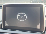 【マツダコネクト】車内の雰囲気にマッチした一体型タイプのディスプレイ。各種車輌設定やBluetooth再生等、様々な機能が楽しめます。専用SDカードのご購入で、ナビ機能も使用出来ます。