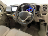 運転席周りのレイアウトをご覧ください。ナビゲーションが綺麗に装着されすっきり収まってますね!