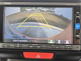 駐車時の安全確認をサポートするバックカメラも使用できます。インターナビで様々な情報を得ることもできます。