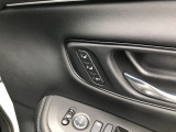 【ドライビングポジションシステム】運転席の高さ・前後スライド・リクライニングの設定を、2名分まで記憶・呼び出しが可能です!