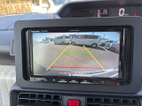 【バックカメラ】後退時に車両後方の映像をモニターに映す機能。目視できない死角を確認でき、衝突事故を防ぎます。駐車が苦手な方だけでなく全てのドライバーに必須の安全装備です。