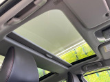【ガラスルーフ】ガラスルーフ搭載で車内の解放感が一気にアップ!開放的なドライブをお楽しみいただけます。