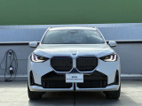 【BMWの伝統】BMWの特徴的な&ldquo;キドニーグリル&rdquo;は、80年以上続く伝統の形でございます。変わらないこだわりのデザインが、プレミアムブランド&ldquo;BMW&rdquo;を創り出します。