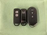 スマートキーを装備しています。鍵を差し込むことなくドアロックの開け閉めと、スタートボタン操作でのエンジンスタートができます。加えて、純正リモコンエンジンスターター用の操作キーもついています。