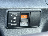 電動の左側パワースライドドア。運転席から開閉の操作もできます。お子様の乗り降り時、相方が荷物を抱えている時などスマートに誘導できますね。