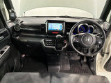 使いやすいレイアウトのダッシュボード周辺です。オートエアコンや小物入れなど嬉しい装備が満載です。