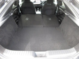 後席のシートを前の倒せば広い荷室になります。