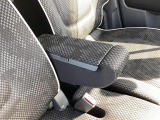 運転席にはアームレストを完備、使用しない時は、格納出来ます。