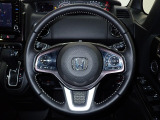 ハンドル左側にはオーディオ操作が出来るオーディオリモートコントロールスイッチ、右側にはHonda SENSINGとオートクルーズコントロールのスイッチを装備!