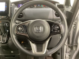 ハンドルにHondaセンシング系のクルーズコントロールやレーンキープアシストなどのスイッチと、オーディオの操作スイッチが装備されています。ハンドルから手を離さず安全に操作できます。