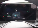 アドバンスドドライブアシストディスプレイは豊富な車両情報コンテンツを表示する、質感の高い先進的な7インチカラーディスプレイです。