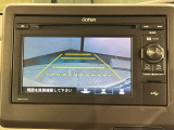 リバースギアに入れるだけで後方の表示へ切り替わります。夜間や雨の日の駐車も楽になりますよ。
