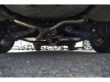 車両後方からの下回りです。マフラー防錆塗装や下回り防錆施工等も可能でございます。