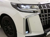 【LEDヘッドランプ】・・・消費電力の少ないLEDヘッドランプ。点灯してすぐに最大光量を発揮するのでトンネルなど周囲が急に暗くなった場合でも安心。