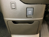 アクセサリーソケットはUSBのアダプターなどをつければ、スマホの充電にも使えます。周辺には物が置けるボックスがついています。