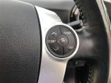 【ステアリングスイッチ】右です。ステアリングから手を離さず、運転に集中したまま手元でマルチインフォメーションディスプレイ内の表示切替などができます。