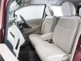 運転席と助手席は足元が繋がっているので自由に行き来しやすいので駐車場が狭いときでも助手席側からスムーズに乗り降りできて便利!