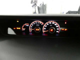 とっても見やすいメーターです。夜間時はラグジュアリーな気分にさせてくれる照明が魅力ですので、夜のドライブも楽しみになりますよ♪