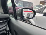 BSW(後側方車両検知警報)ブザーとともに、ブレーキを制御することで車両をもとの車線内に戻すような力を短時間発生させ、車両との接触を回避するようドライバーのステアリング操作をアシストします。