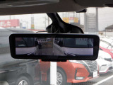 【日産のスマート・ルームミラーは内蔵モニターで後方の状況をクリアな画像で確認でき、通常のルームミラーに切り替えて後席の様子を確認することもできます。