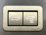 【パワーバックドア】スマートキーや運転席のボタンを押すだけでリアゲートが自動で開閉します!荷物を持っている時や、高い位置にあるバックドアを閉める際に便利な機能です♪