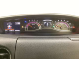 スピードメーターとタコメーターを大きく配した見やすいメーター部になっています。左側のインフォメーション画面でオドメーターや燃費などの情報を確認できます。