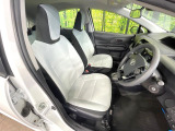 運転席まわりには十分なスペースがあり、大柄な方でもゆったり運転していただける環境です。