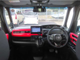 【インパネ周り】広々とした視界性の良い運転席です。ゆったりとした快適な乗り心地で運転できます。インテリアカラーはブラックを基調とし、インパネ周りにはビビットなレッドを配色しました。