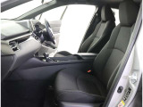 高いホールド性で運転姿勢が安定します。長距離ドライブでも疲れにくいのが魅力です。快適なドライビングライフをお送りください♪