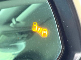 【ブラインドスポットモニター】走行中、ドアミラーの死角になりやすい箇所に後続車が接近するとサイドミラーのレンズに警告を表示!ドライバーに注意喚起をしてくれます。