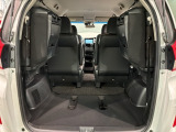 3列目シートを跳ね上げればラゲッジスペースを更に広く使えます。