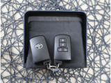 【スマートキー】キーをバッグやポケットに入れたままでもドアロックの開閉が出来るほか、エンジンキーを挿さなくてもエンジンスタートストップが出来ちゃいます!