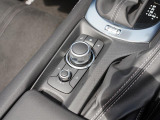 マツダコネクトを操作するコマンダーコントロールです。運転中に自然と手の触れる位置に配置されています。
