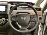 ハンドルにHondaセンシング系のクルーズコントロールやレーンキープアシストなどのスイッチと、オーディオの操作スイッチが装備されています。ハンドルから手を離さず安全に操作できます。