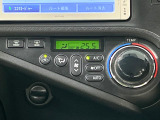 【オートエアコン】一度お好みの温度に設定すれば、車内の温度を検知し風量や温度を自動で調整。暑い&hellip;寒い&hellip;と何度もスイッチ操作をする必要はありません。快適な車内空間には必須の機能ですね♪
