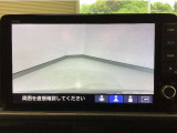 【バックカメラ】運転が苦手な方も車庫入れラクラクです!ギアをリバースに入れれば自動的に切り換わりますので、面倒な操作は不要です♪狭い駐車場もお車を傷つけず安心ですね!