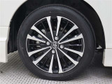 純正アルミホイールは精度が高く、走行の安定性が優れています。タイヤサイズ175/55R15
