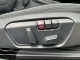 【メモリー機能付きパワーシート】運転手が代わってもボタン一つで設定ポジションに。常にご自身のドライブ設定が整います。